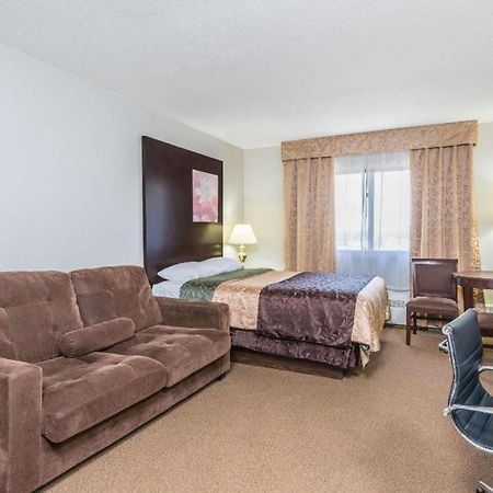 Super 8 By Wyndham Innisfail Екстериор снимка