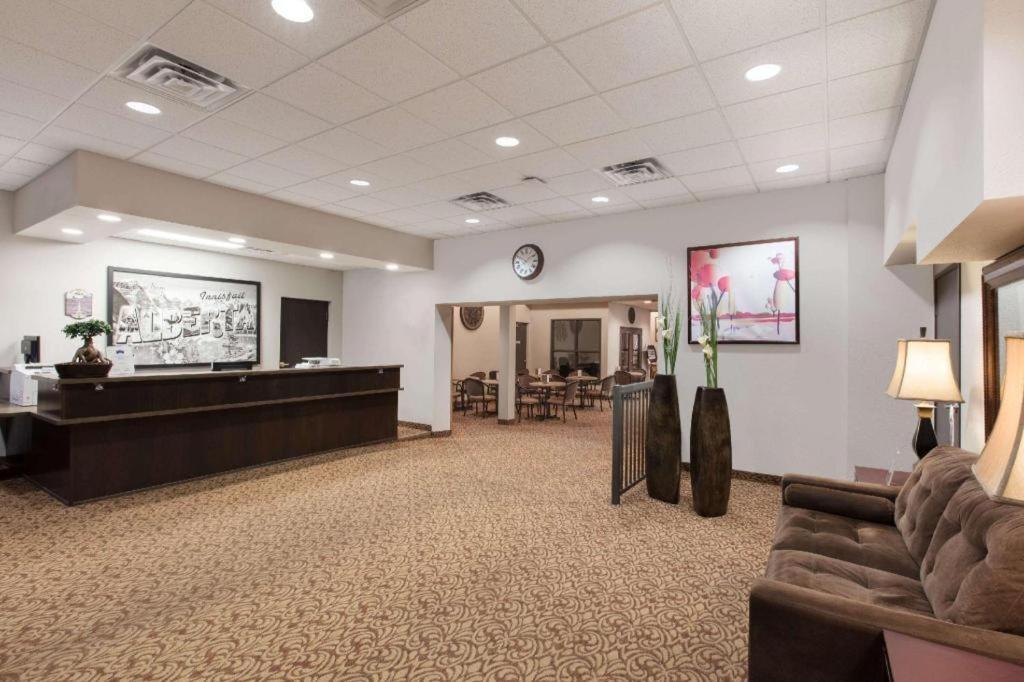 Super 8 By Wyndham Innisfail Екстериор снимка