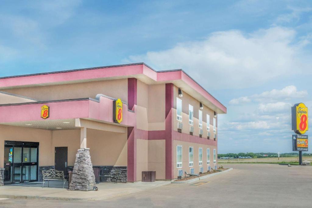 Super 8 By Wyndham Innisfail Екстериор снимка
