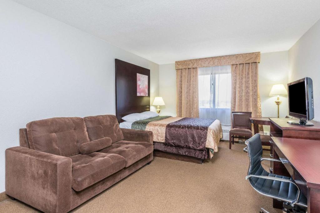 Super 8 By Wyndham Innisfail Екстериор снимка