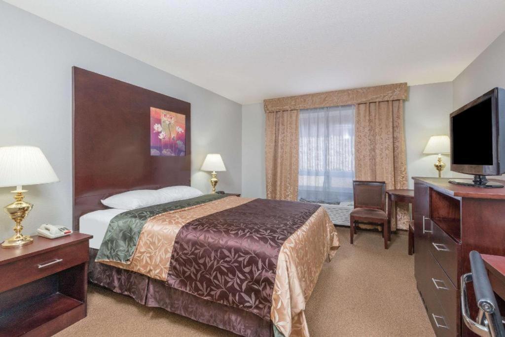 Super 8 By Wyndham Innisfail Екстериор снимка
