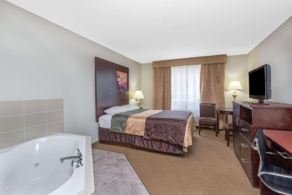Super 8 By Wyndham Innisfail Екстериор снимка