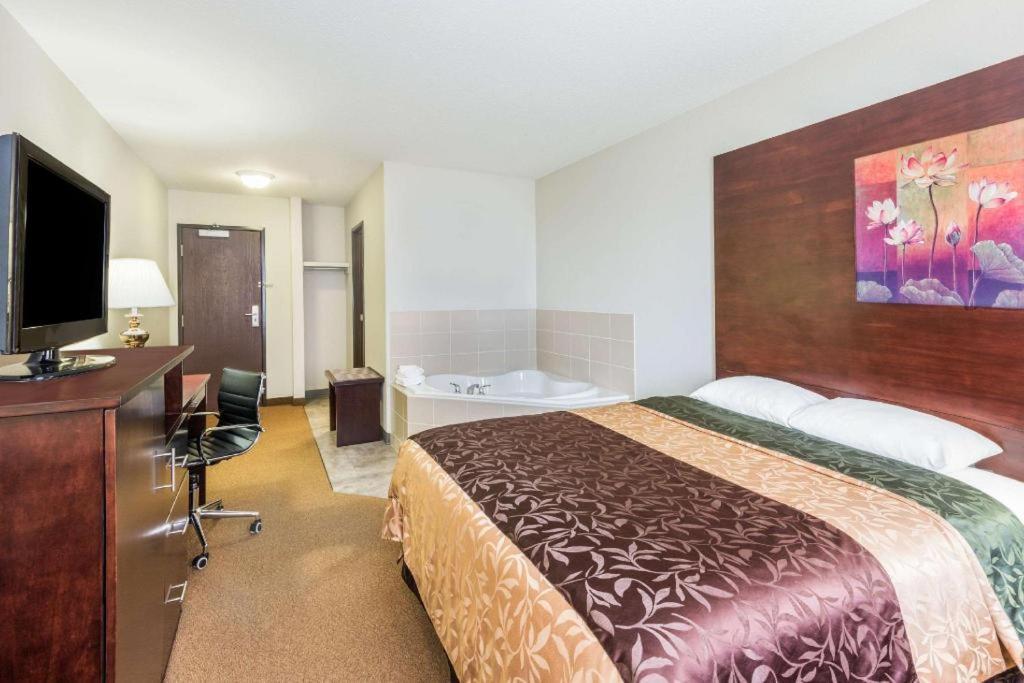 Super 8 By Wyndham Innisfail Екстериор снимка