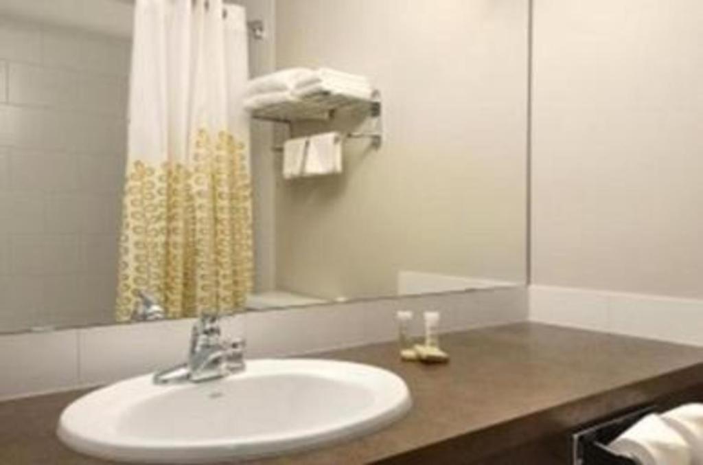 Super 8 By Wyndham Innisfail Екстериор снимка