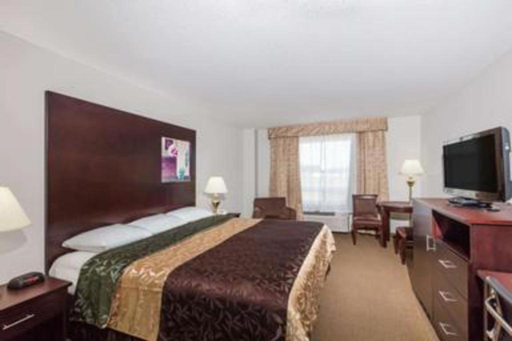 Super 8 By Wyndham Innisfail Екстериор снимка