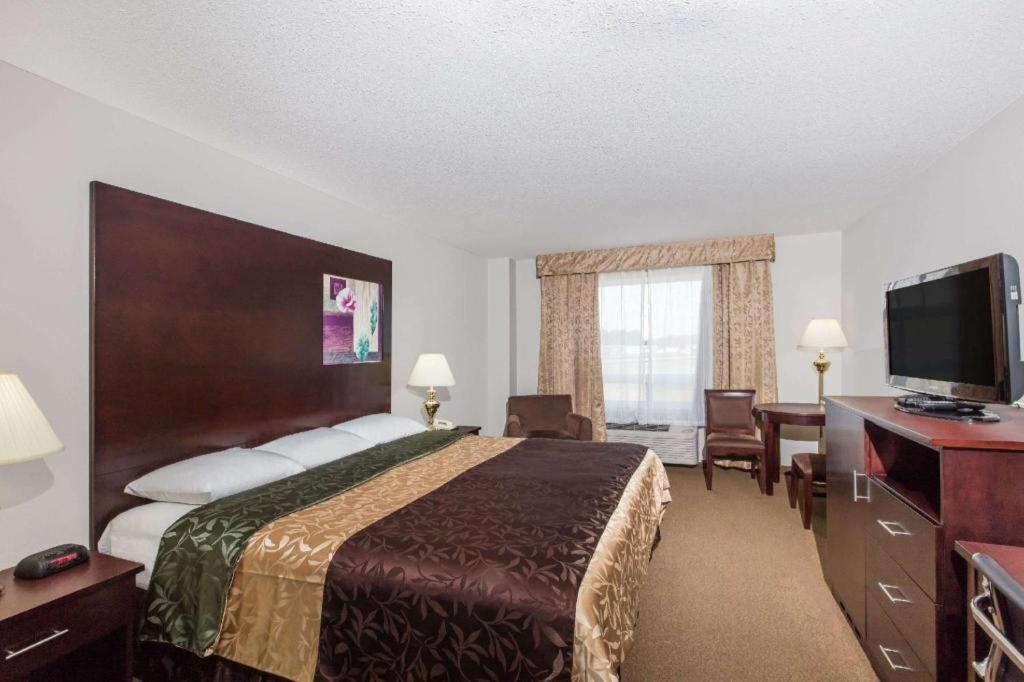 Super 8 By Wyndham Innisfail Екстериор снимка
