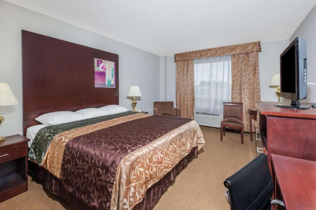 Super 8 By Wyndham Innisfail Екстериор снимка
