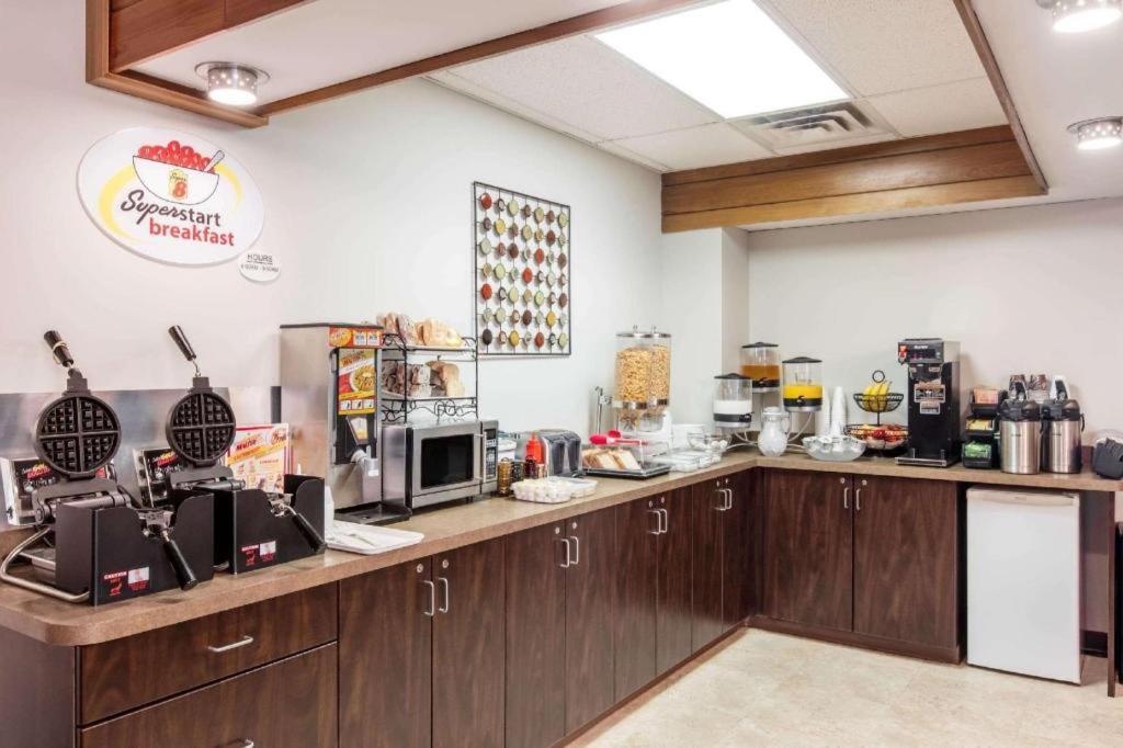 Super 8 By Wyndham Innisfail Екстериор снимка