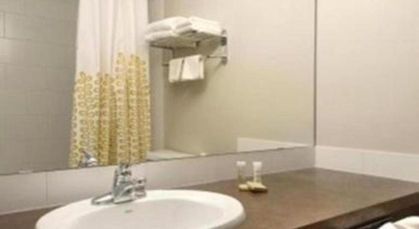Super 8 By Wyndham Innisfail Екстериор снимка